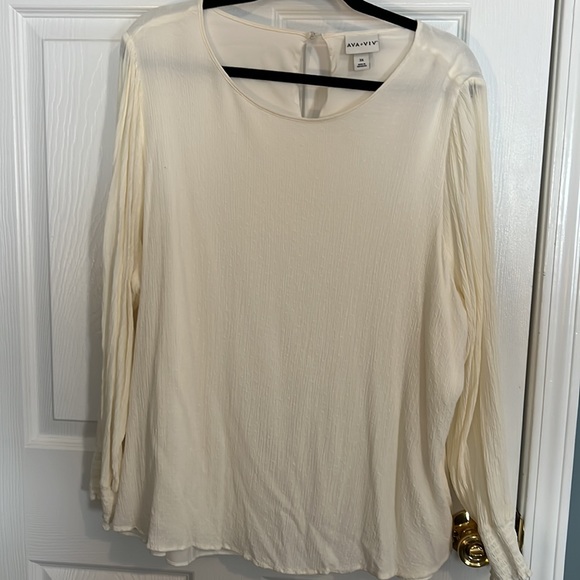 All about the details! ava&viv 3x cream top. Swiss dot with gathered cuff! Cute! - Picture 2 of 5